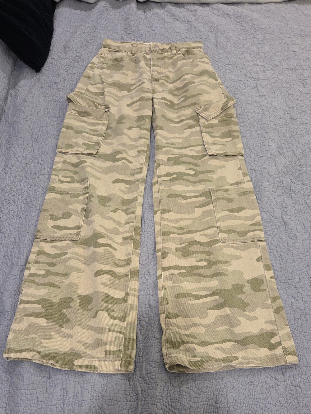 Cotton On Women's Flare Wide Leg Cargo Jeans in Beige & Olive Camo Size 2! NWOT!